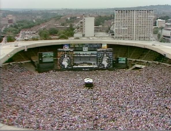 Queen Wembley Stadium crowd clapping 1986